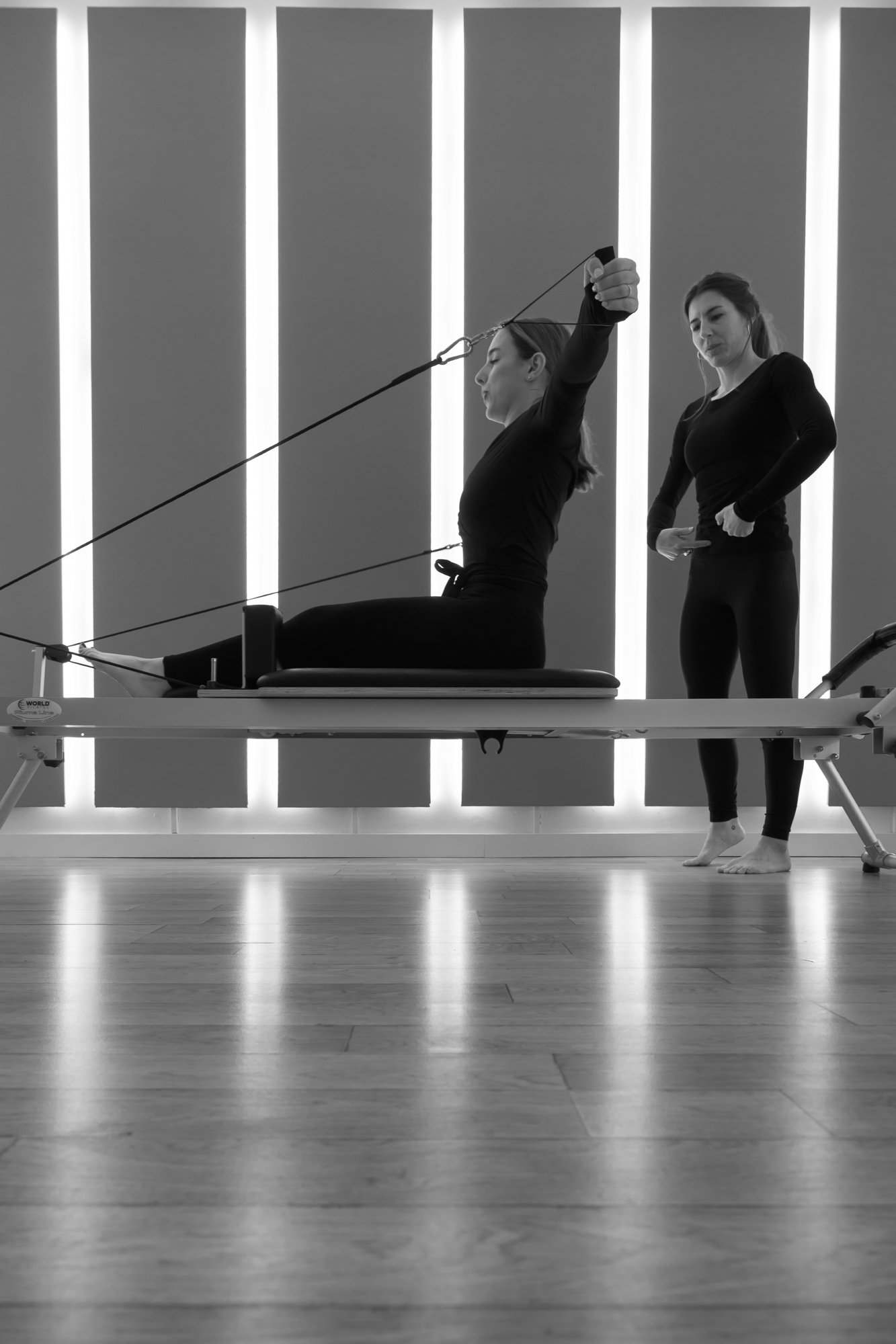 Correction de la posture d’une élève sur le Reformer